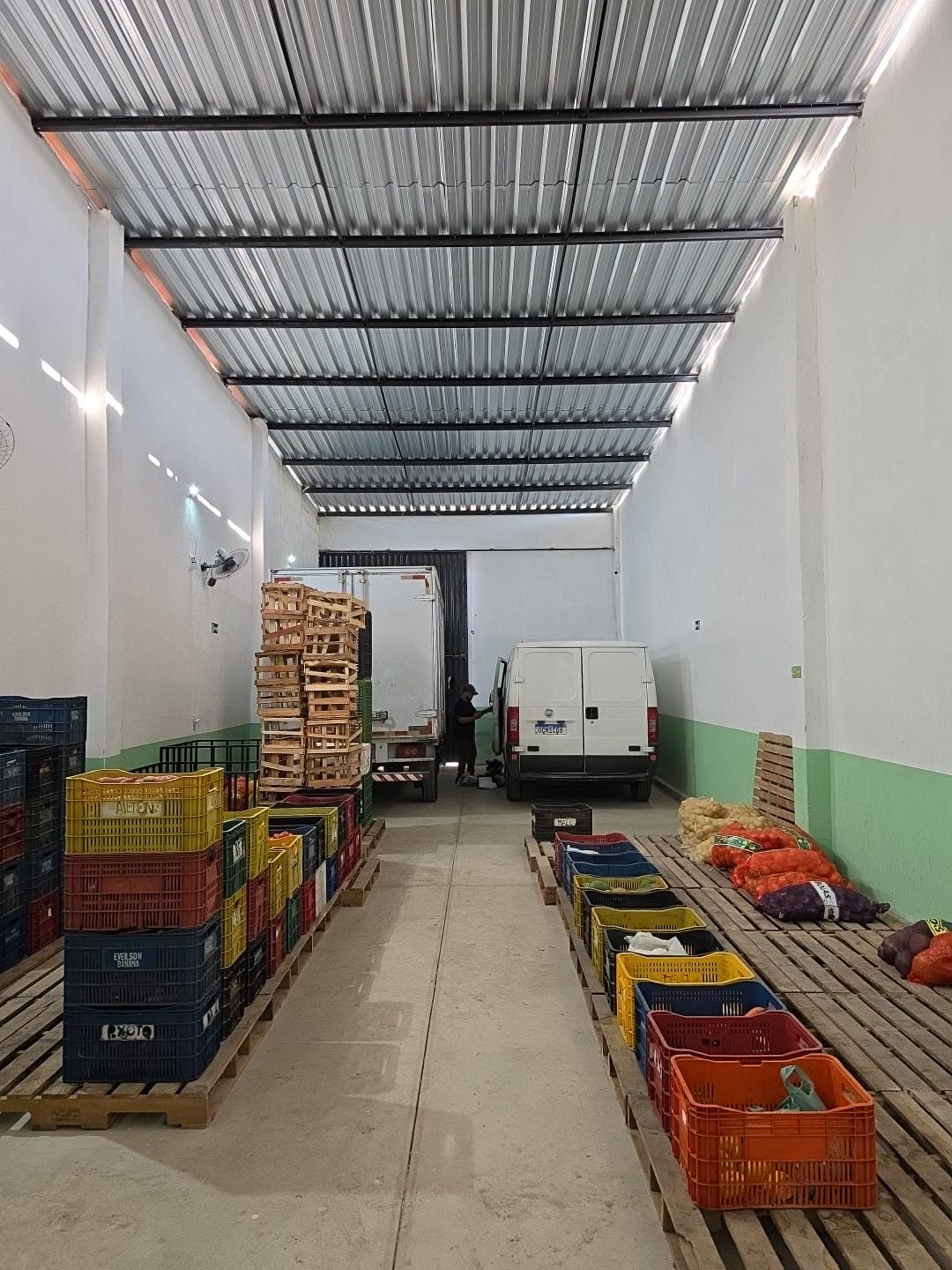 Veículos da AOX sendo carregados no galpão de expedição